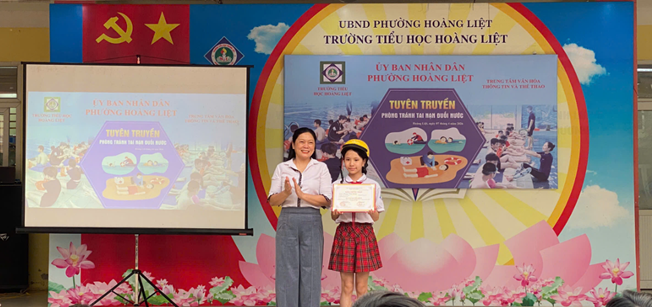 Tuyên truyền phòng, chống tai nạn đuối nước cho học sinh Trường Tiểu học Hoàng Liệt trong tiết Sinh hoạt dưới cờ đầu tuần
- Ảnh 2.