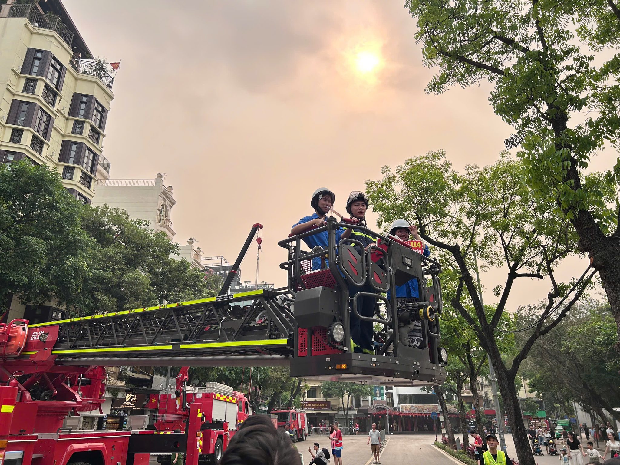 Tuyên truyền, trải nghiệm PCCC & CNCH cho đoàn viên, thanh thiếu nhi Phường Hoàn Kiếm- Ảnh 4.