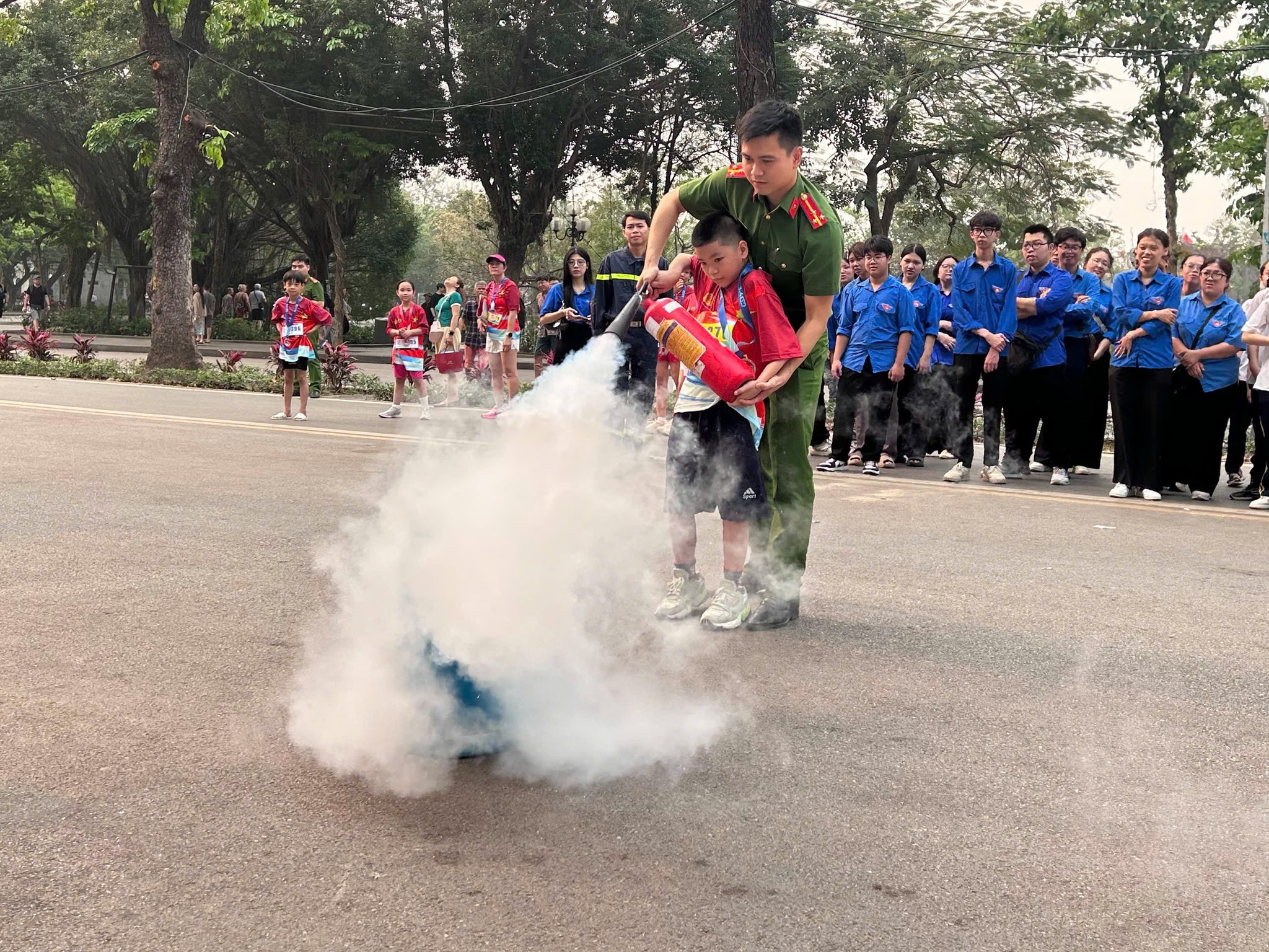 Tuyên truyền, trải nghiệm PCCC & CNCH cho đoàn viên, thanh thiếu nhi Phường Hoàn Kiếm- Ảnh 18.