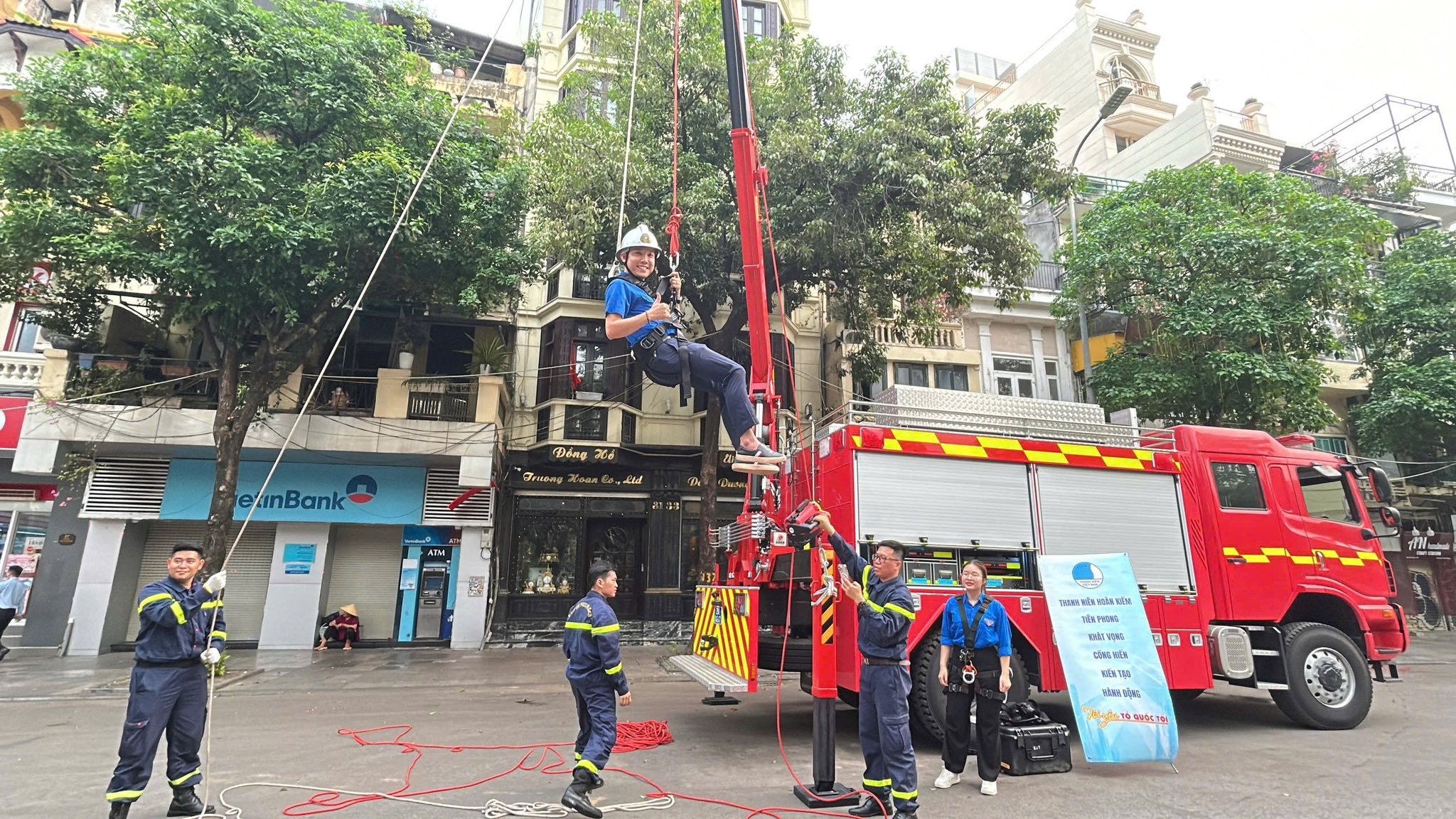 Tuyên truyền, trải nghiệm PCCC & CNCH cho đoàn viên, thanh thiếu nhi Phường Hoàn Kiếm- Ảnh 9.
