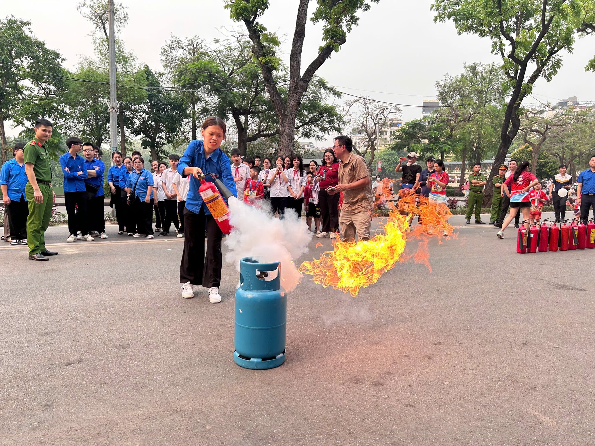 Tuyên truyền, trải nghiệm PCCC & CNCH cho đoàn viên, thanh thiếu nhi Phường Hoàn Kiếm- Ảnh 14.