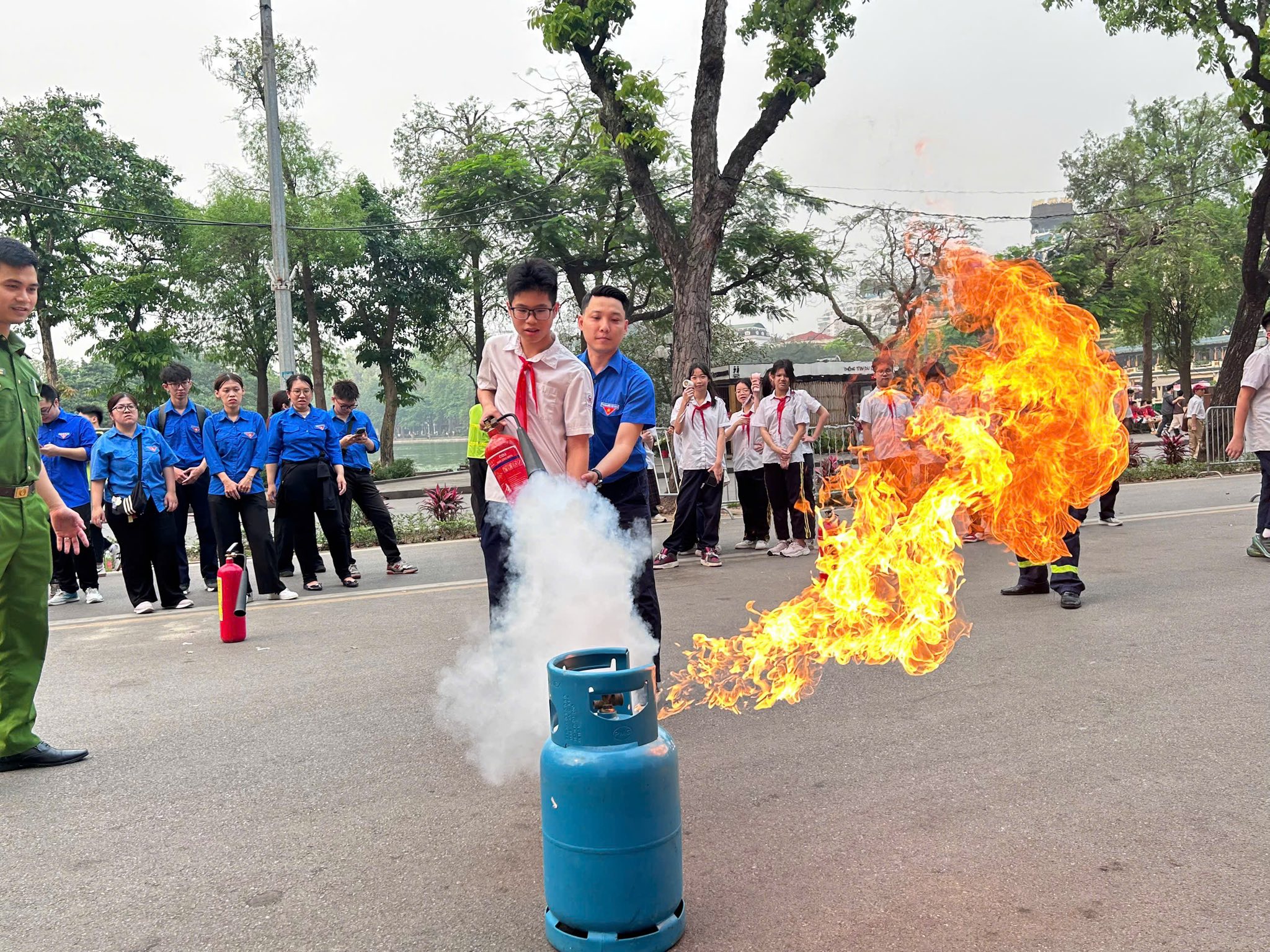 Tuyên truyền, trải nghiệm PCCC & CNCH cho đoàn viên, thanh thiếu nhi Phường Hoàn Kiếm- Ảnh 13.