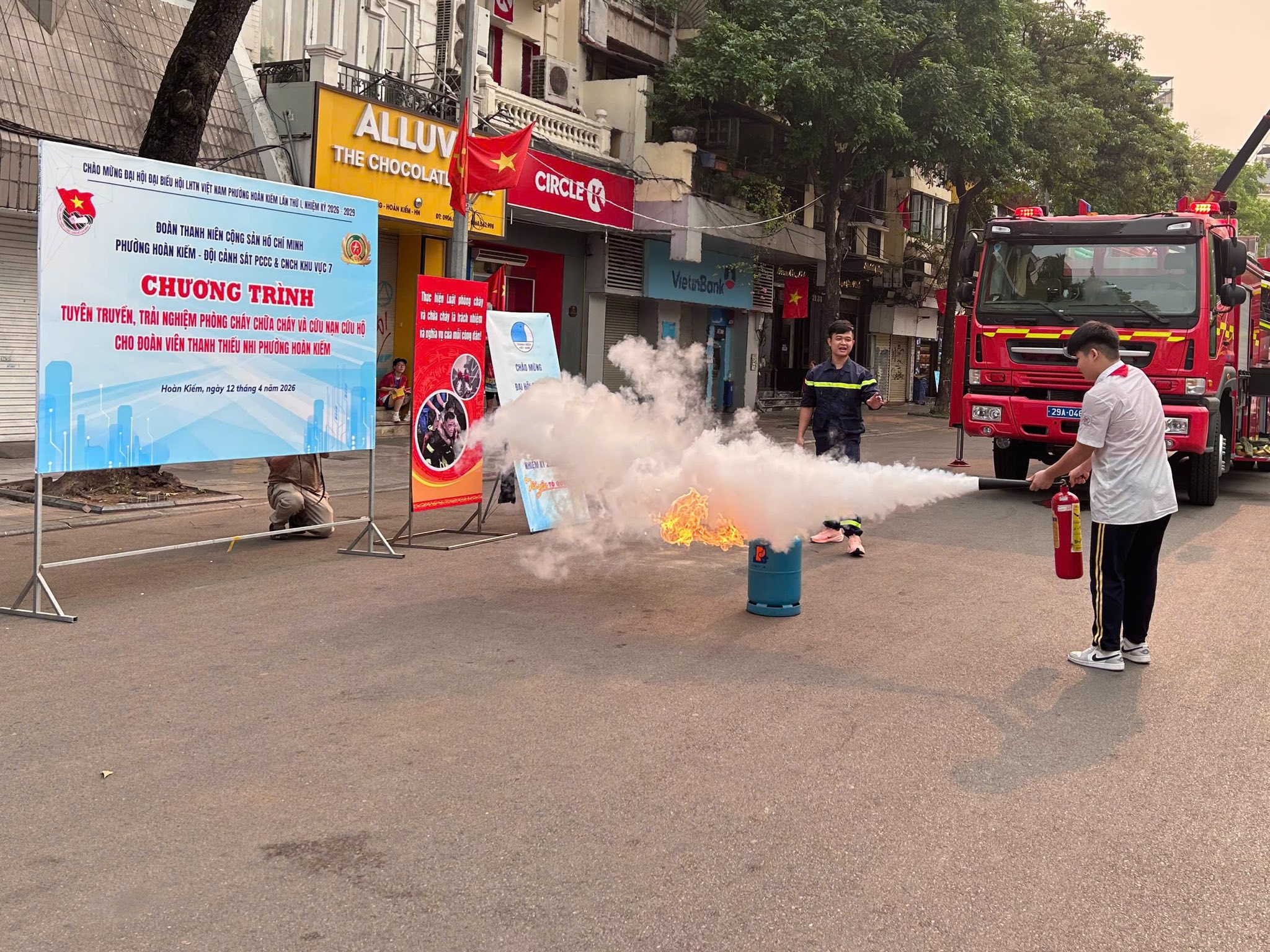 Tuyên truyền, trải nghiệm PCCC & CNCH cho đoàn viên, thanh thiếu nhi Phường Hoàn Kiếm- Ảnh 16.