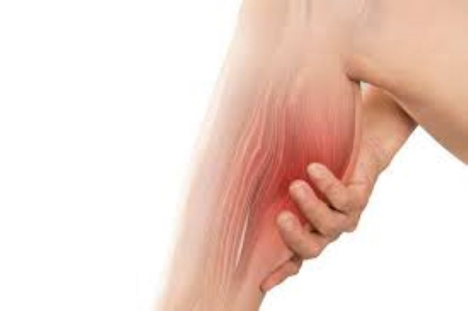 Chuột rút: Dấu hiệu cảnh báo rối loạn điện giải không thể xem nhẹ trong thời tiết nắng nóng- Ảnh 1.