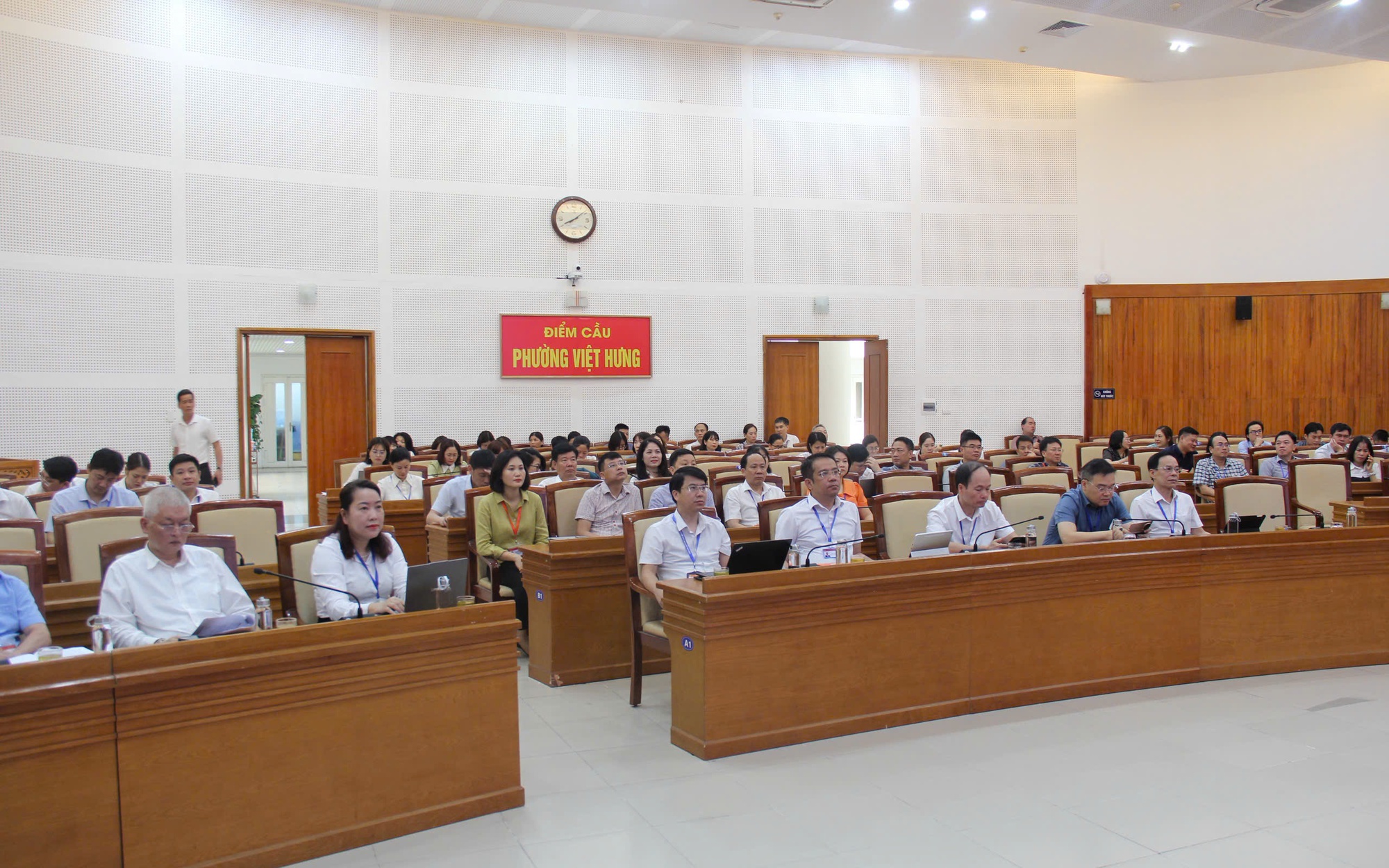 Đảng ủy phường Việt Hừng tổ chức tiếp sóng Hội nghị toàn quốc nghiên cứu, học tập, quán triệt Nghị quyết Trung ương lần thứ hai khóa XIV.