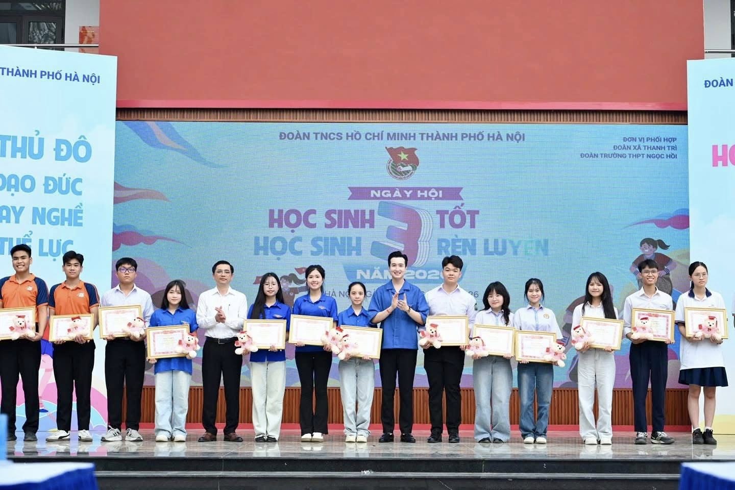 Có thể là hình ảnh về một hoặc nhiều người và văn bản cho biết 'THÀNH PHỐ HÀ NỘI THỦ ĐÔ ĐẠO ĐÚC AY NGHỀ LỰC ĐOÀN TNCS HO CHÍ MINH THÀNH PHỐ HÀ NỘI ĐOÀN PHO HOP ĐOANXA THANH TRÍ ĐOÀN TRƯỞNG HPT BoлиTpиAиETTиPTΝoρH NGỌC 100 H NGÀY HỘI HỌC SINH TỐT HOC SINH RÈN LUYEN LUY NAKG202 NĂN 202'