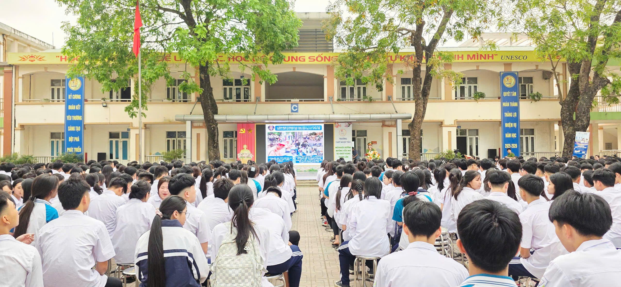 CÔNG AN XÃ HÁT MÔN TUYÊN TRUYỀN LUẬT AN TOÀN GIAO THÔNG VÀ HƯỚNG DẪN KỸ NĂNG THAM GIA GIAO THÔNG CHO HỌC SINH- Ảnh 1.