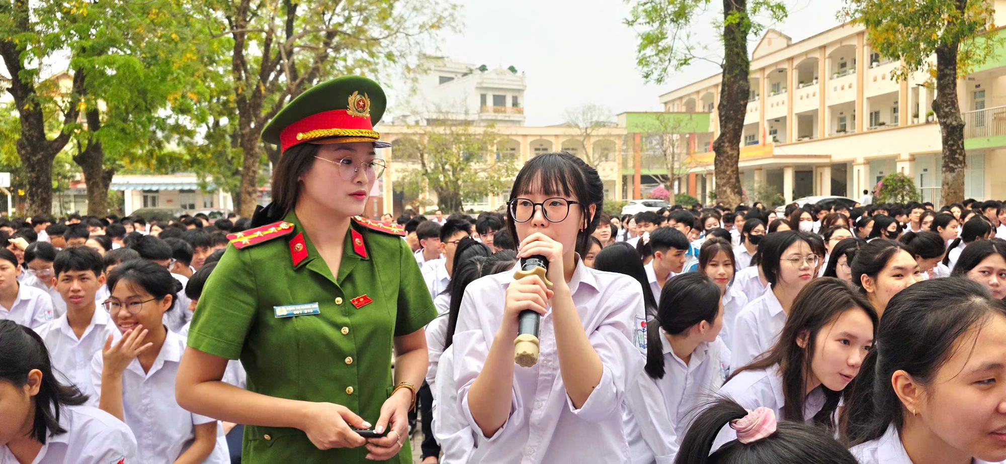 CÔNG AN XÃ HÁT MÔN TUYÊN TRUYỀN LUẬT AN TOÀN GIAO THÔNG VÀ HƯỚNG DẪN KỸ NĂNG THAM GIA GIAO THÔNG CHO HỌC SINH- Ảnh 2.