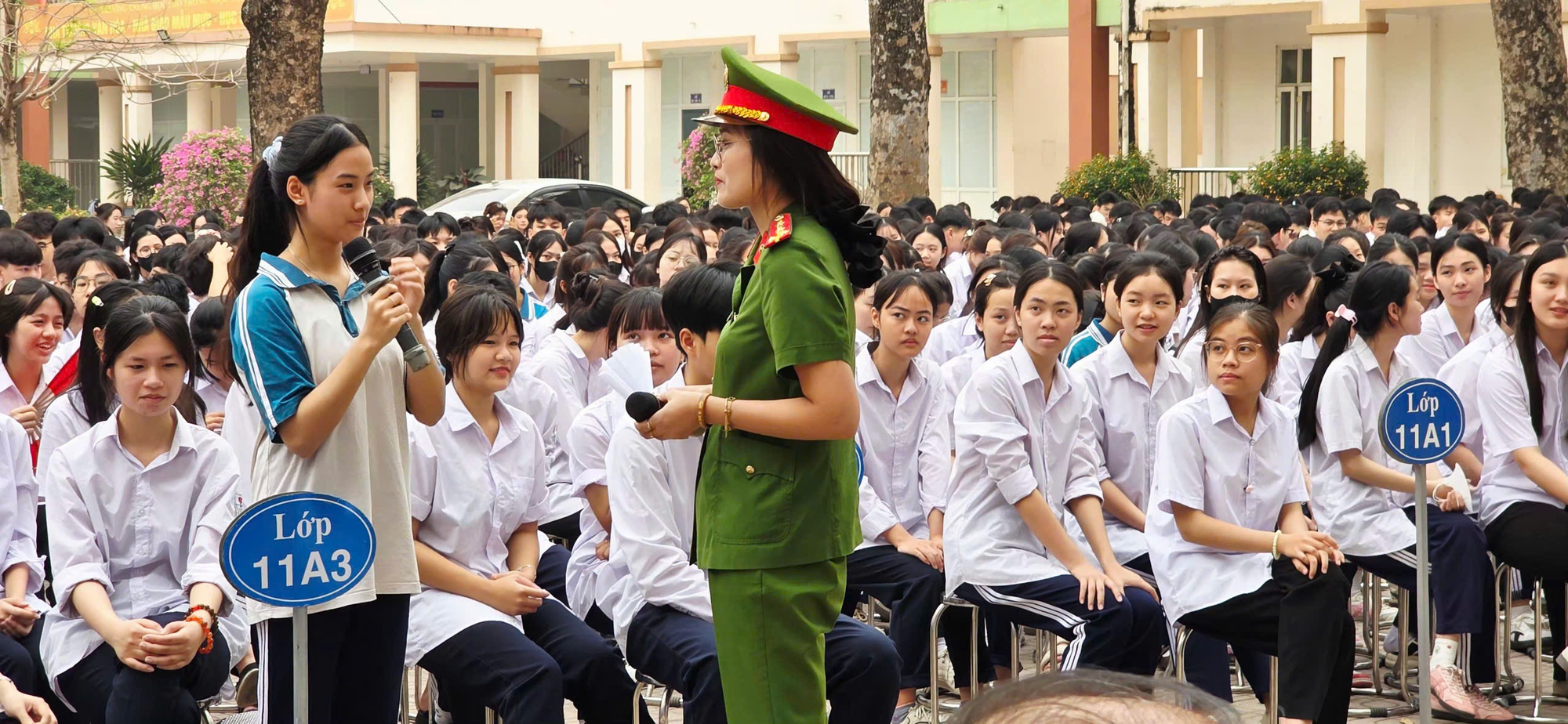 CÔNG AN XÃ HÁT MÔN TUYÊN TRUYỀN LUẬT AN TOÀN GIAO THÔNG VÀ HƯỚNG DẪN KỸ NĂNG THAM GIA GIAO THÔNG CHO HỌC SINH- Ảnh 3.