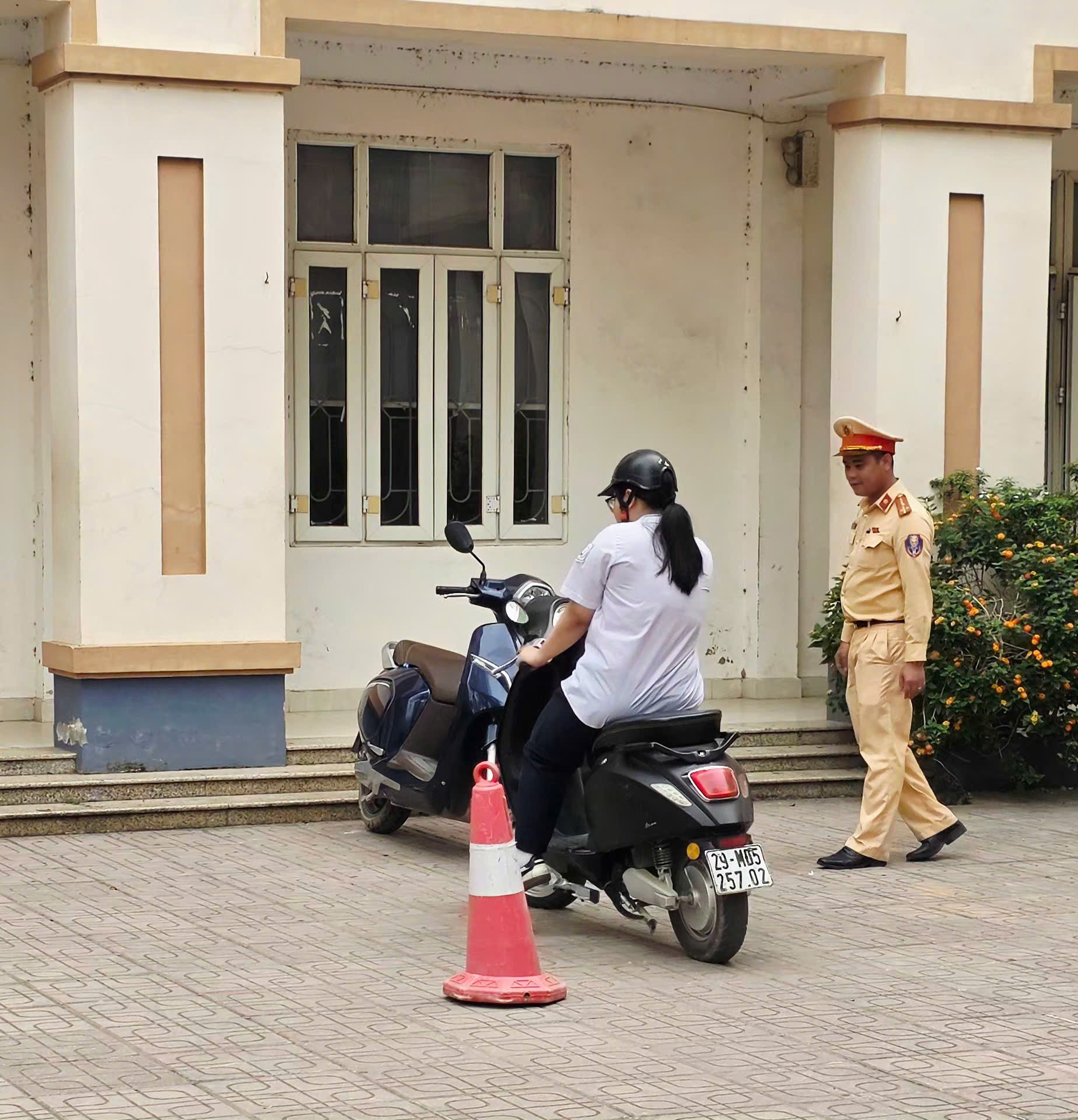 CÔNG AN XÃ HÁT MÔN TUYÊN TRUYỀN LUẬT AN TOÀN GIAO THÔNG VÀ HƯỚNG DẪN KỸ NĂNG THAM GIA GIAO THÔNG CHO HỌC SINH- Ảnh 4.