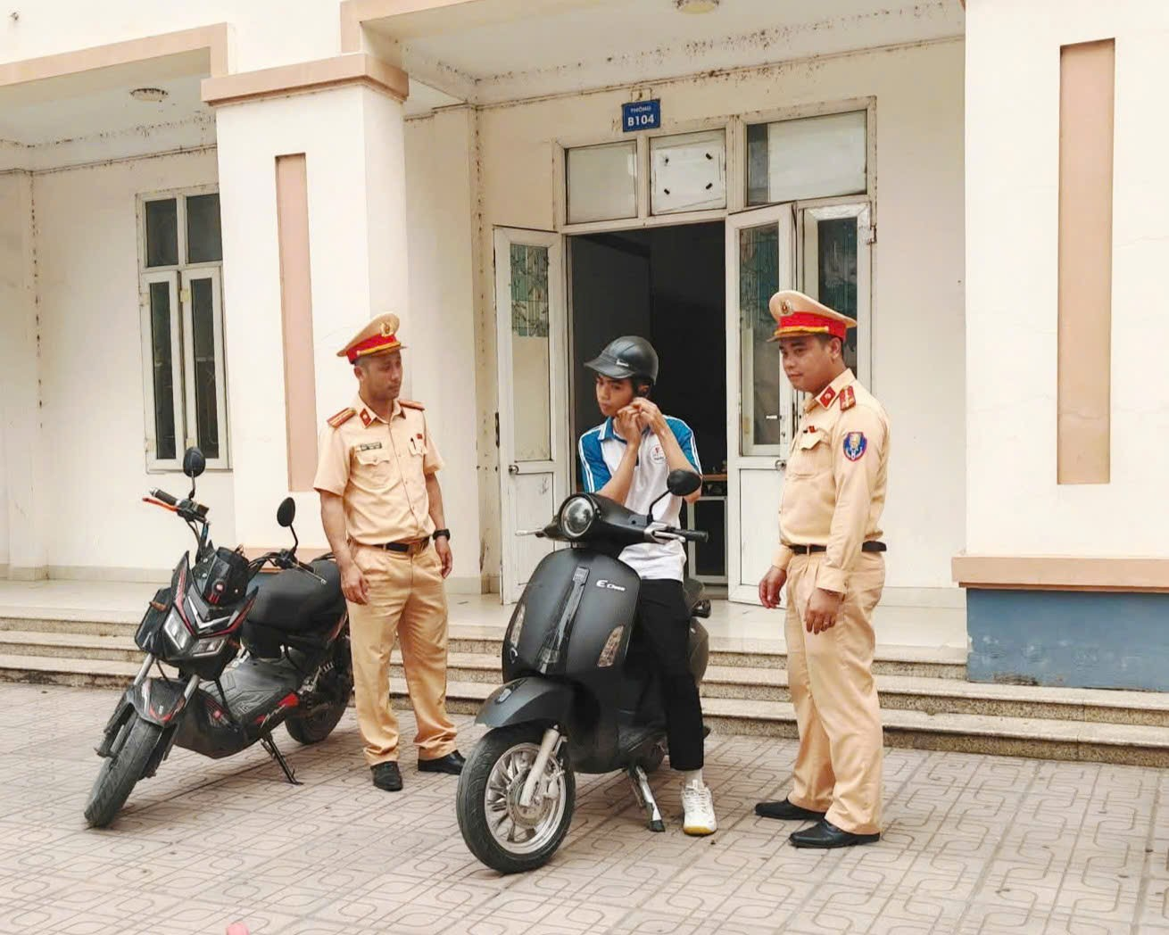 CÔNG AN XÃ HÁT MÔN TUYÊN TRUYỀN LUẬT AN TOÀN GIAO THÔNG VÀ HƯỚNG DẪN KỸ NĂNG THAM GIA GIAO THÔNG CHO HỌC SINH- Ảnh 5.