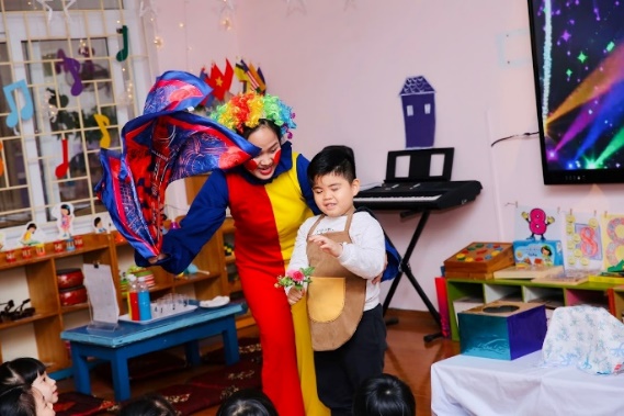 A person and child in a room  Description automatically generated