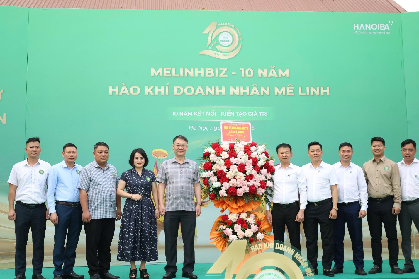 Lãnh đạo xã Mê Linh dự, chúc mừng kỷ niệm 10 năm thành lập Câu lạc bộ Doanh nghiệp trẻ Mê Linh - Đất Hai Bà Trưng (MELINHBIZ)- Ảnh 1.