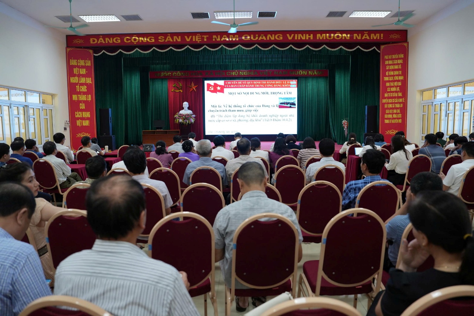 Đảng bộ xã Thuận An tham gia trực tuyến Hội nghị toàn quốc nghiên cứu, học tập, quán triệt, triển khai thực hiện Nghị quyết Hội nghị lần thứ hai Ban Chấp hành Trung ương Đảng khóa XIV và Hội nghị của Thành phố- Ảnh 1.