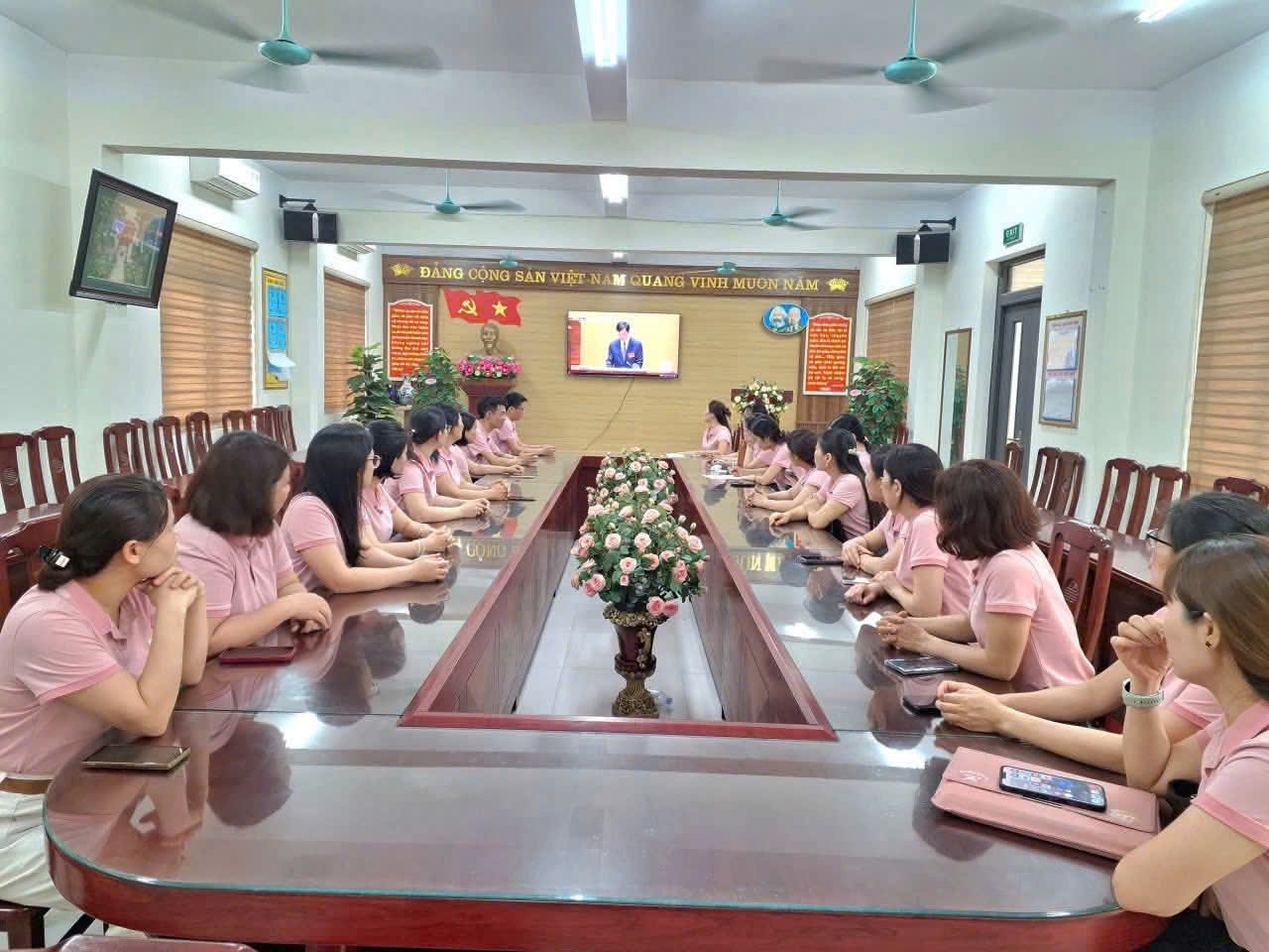 Đảng bộ xã Thuận An tham gia trực tuyến Hội nghị toàn quốc nghiên cứu, học tập, quán triệt, triển khai thực hiện Nghị quyết Hội nghị lần thứ hai Ban Chấp hành Trung ương Đảng khóa XIV và Hội nghị của Thành phố- Ảnh 4.