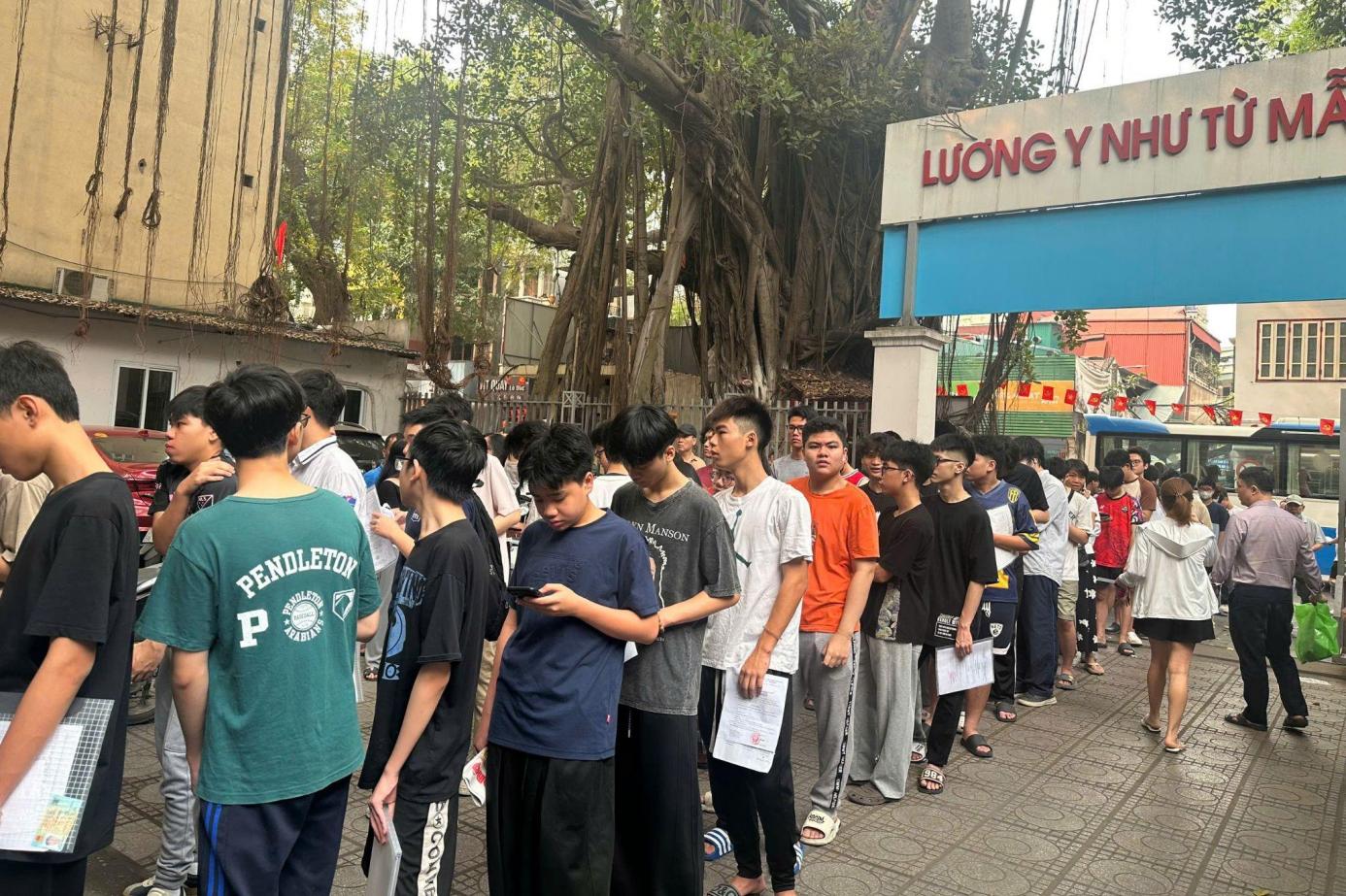 Thanh niên phường Hai Bà Trưng hăng hái tham gia đăng ký nghĩa vụ quân sự lần đầu- Ảnh 1.