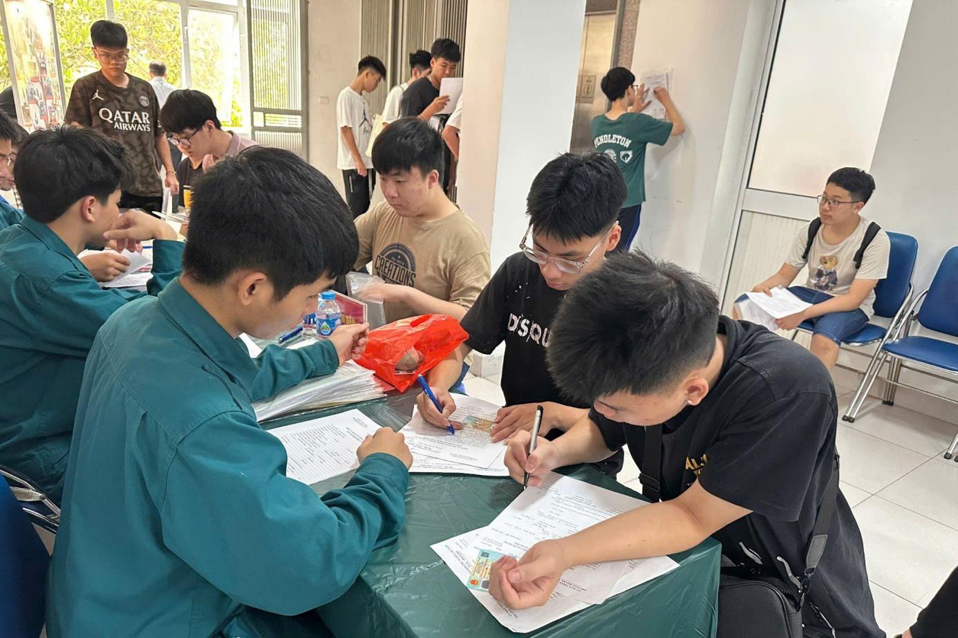 Thanh niên phường Hai Bà Trưng hăng hái tham gia đăng ký nghĩa vụ quân sự lần đầu- Ảnh 2.