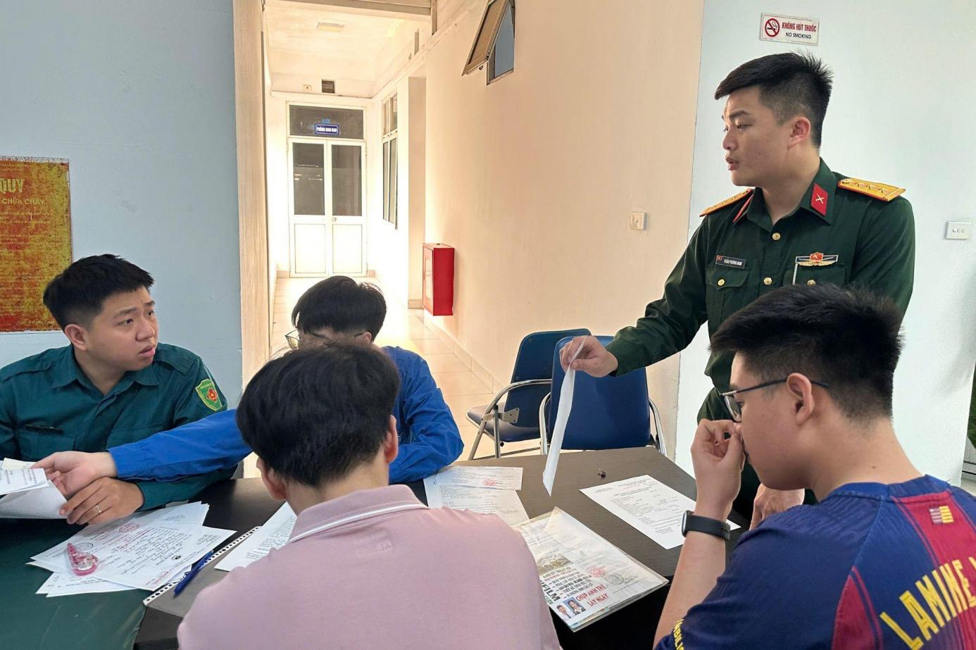 Thanh niên phường Hai Bà Trưng hăng hái tham gia đăng ký nghĩa vụ quân sự lần đầu- Ảnh 3.