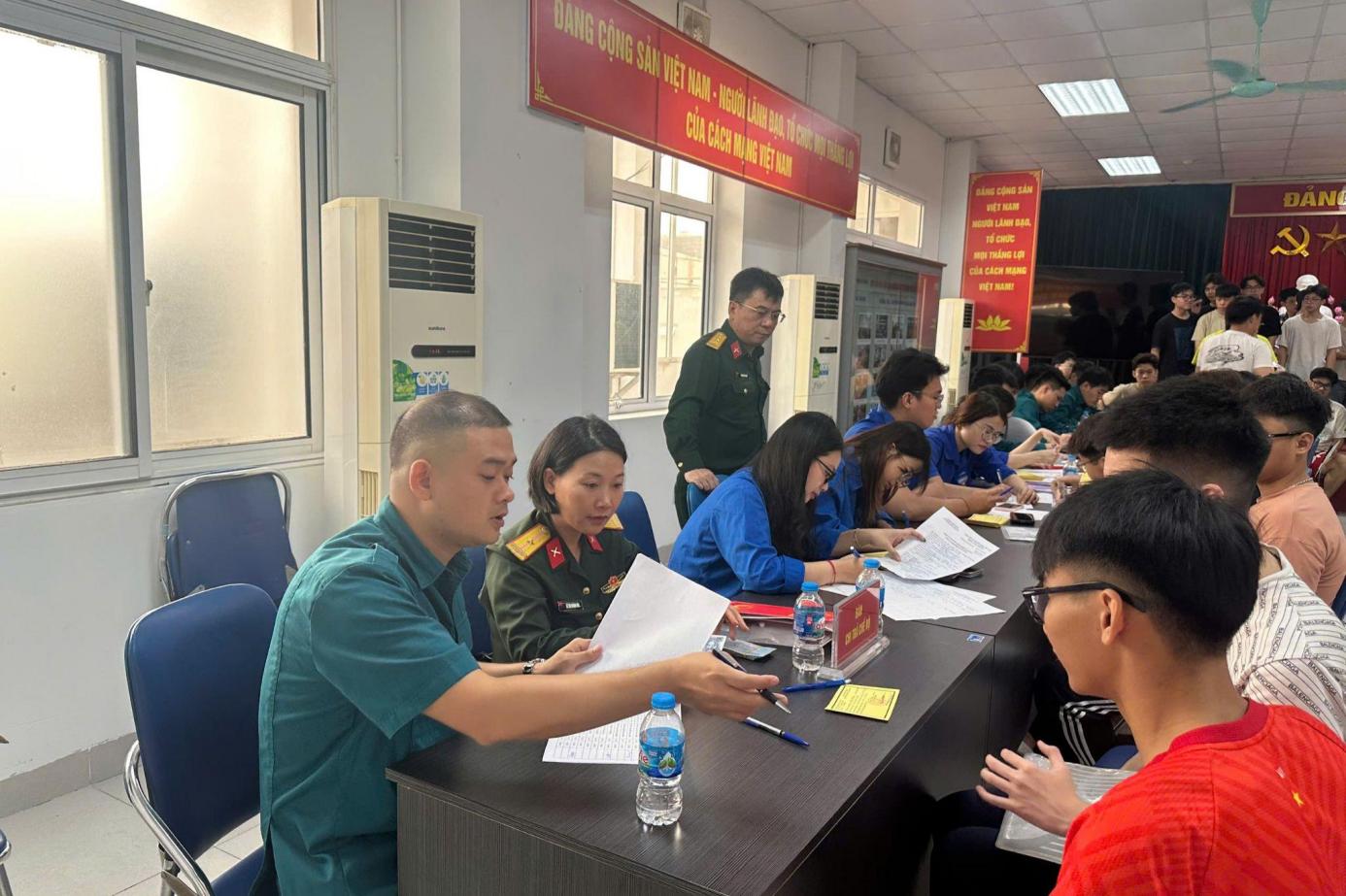 Thanh niên phường Hai Bà Trưng hăng hái tham gia đăng ký nghĩa vụ quân sự lần đầu- Ảnh 4.
