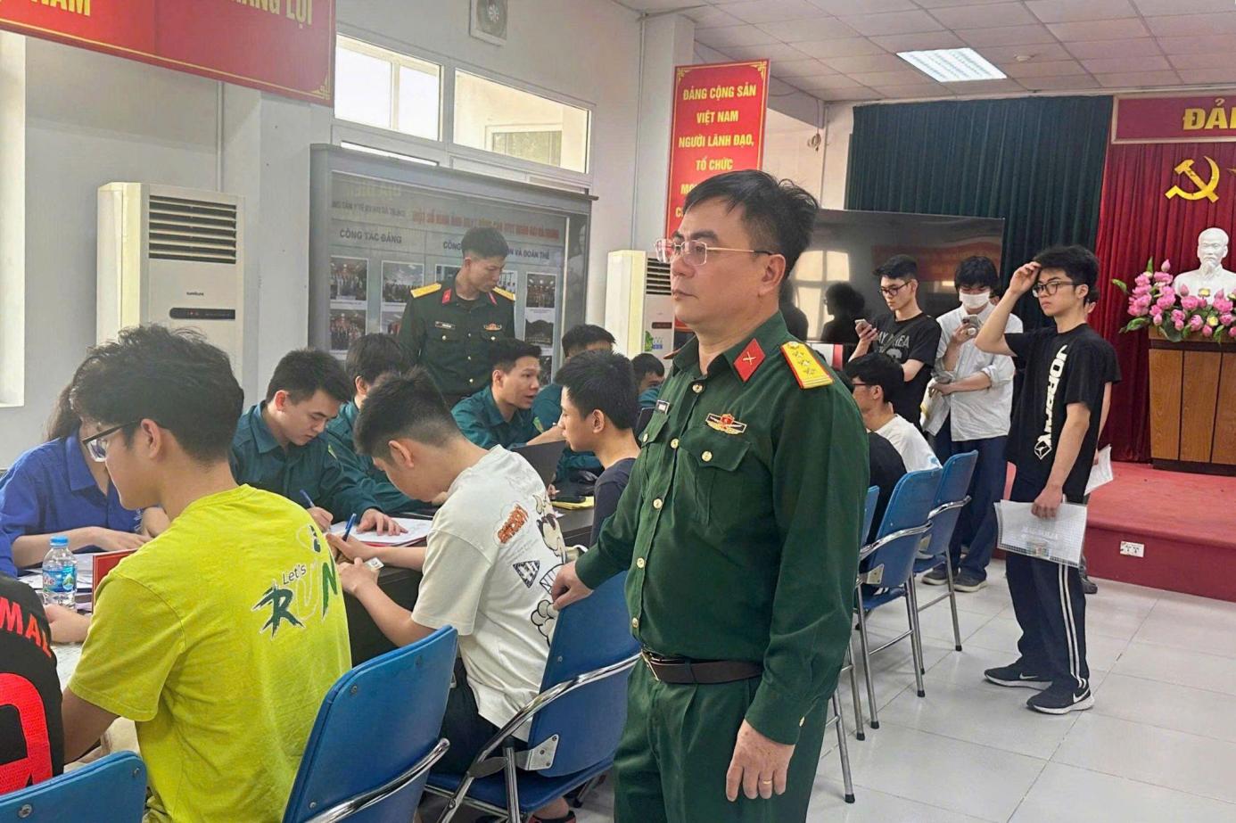 Thanh niên phường Hai Bà Trưng hăng hái tham gia đăng ký nghĩa vụ quân sự lần đầu- Ảnh 5.