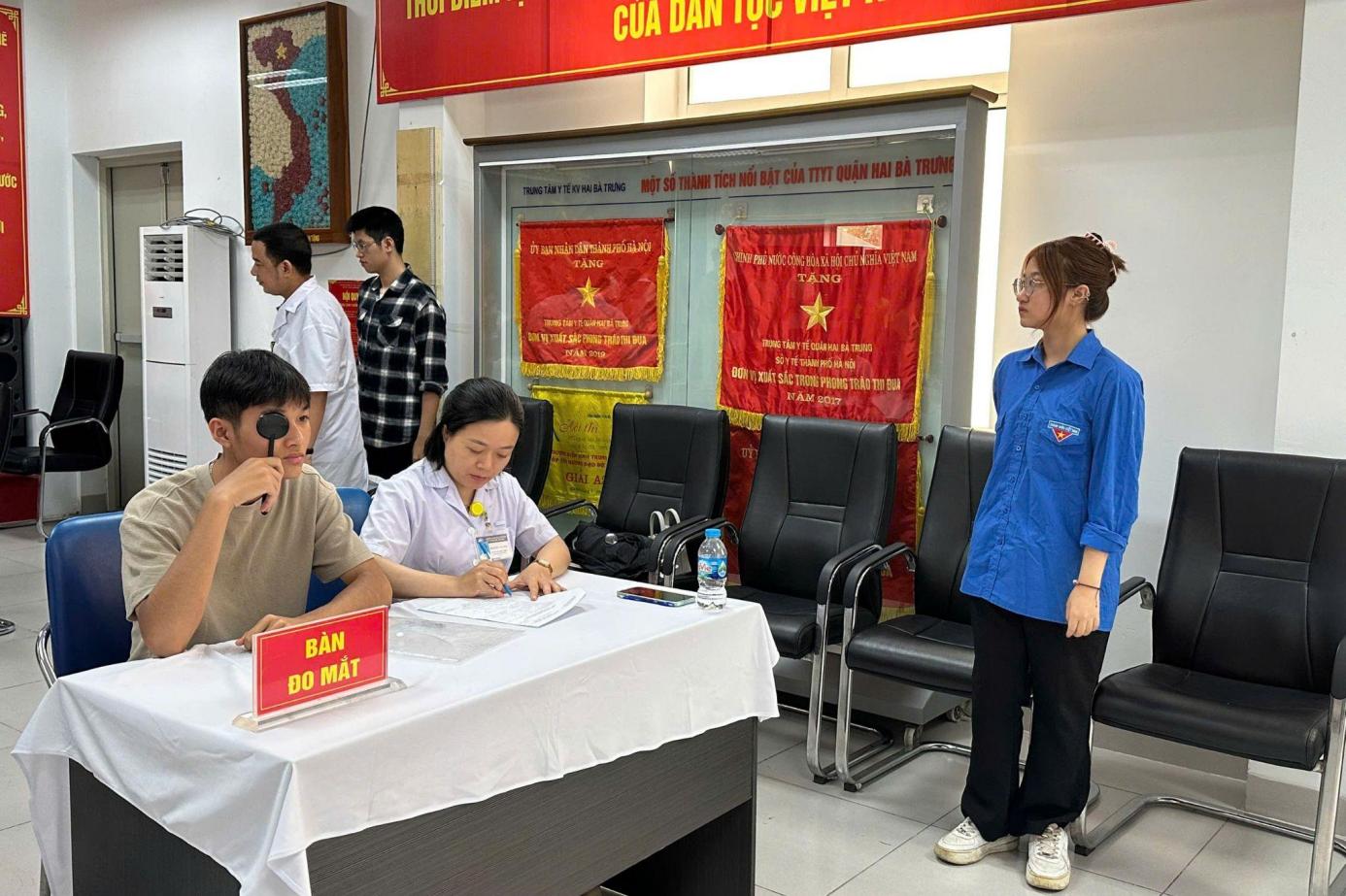 Thanh niên phường Hai Bà Trưng hăng hái tham gia đăng ký nghĩa vụ quân sự lần đầu- Ảnh 7.