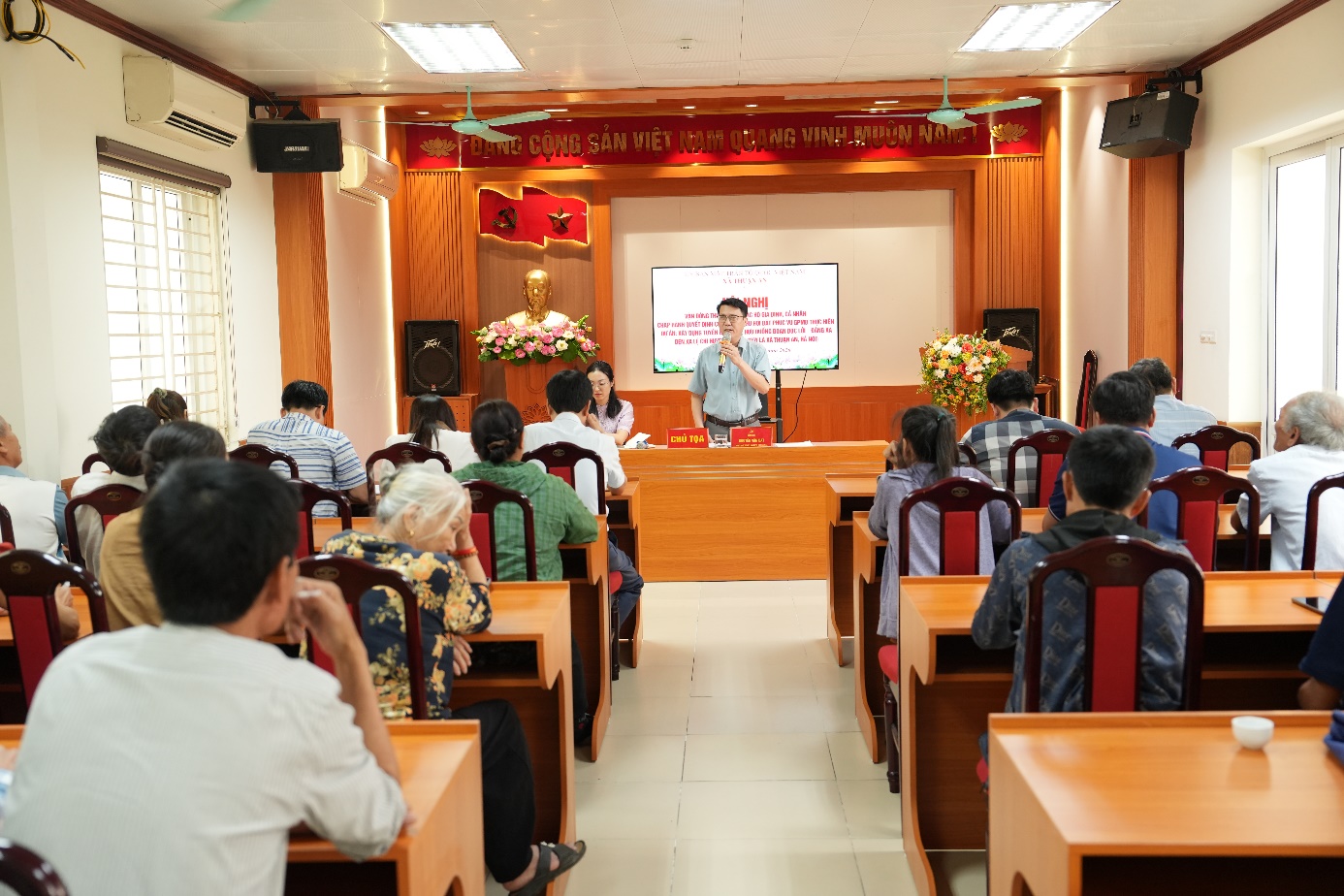 Ảnh có chứa trong nhà, trang phục, người, đồ đạc  Nội dung do AI tạo ra có thể không chính xác.