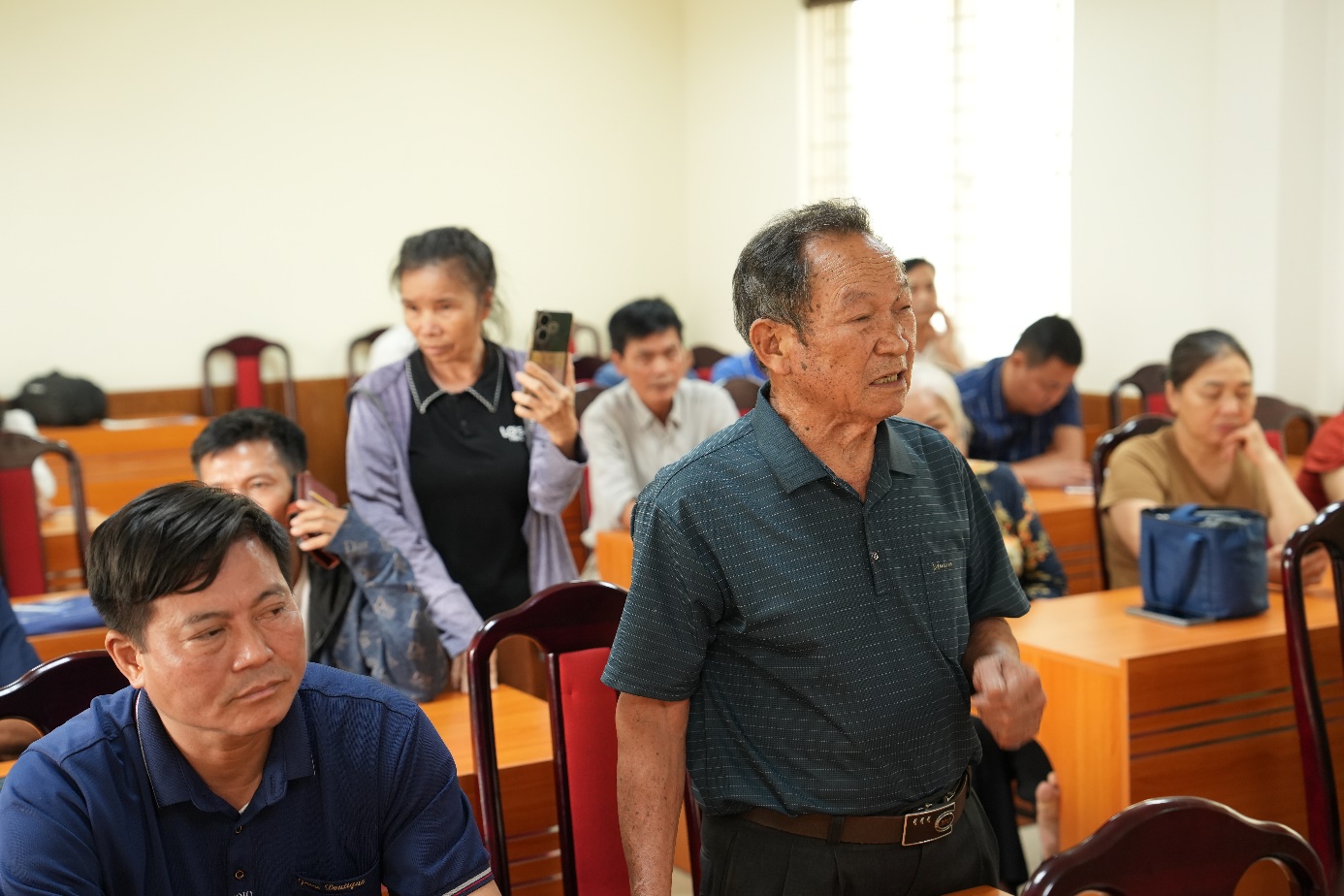 Ảnh có chứa trang phục, người, Mặt người, đàn ông  Nội dung do AI tạo ra có thể không chính xác.