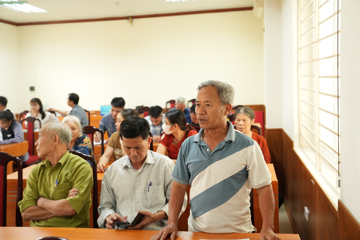 Ảnh có chứa trang phục, người, Mặt người, trong nhà  Nội dung do AI tạo ra có thể không chính xác.