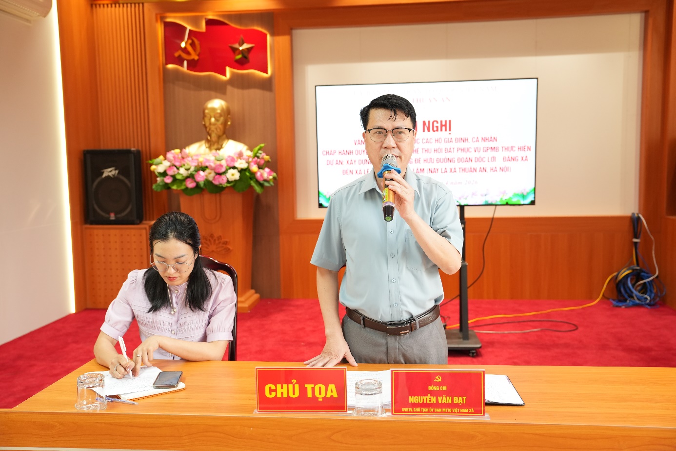 Ảnh có chứa trang phục, trong nhà, người, tường  Nội dung do AI tạo ra có thể không chính xác.