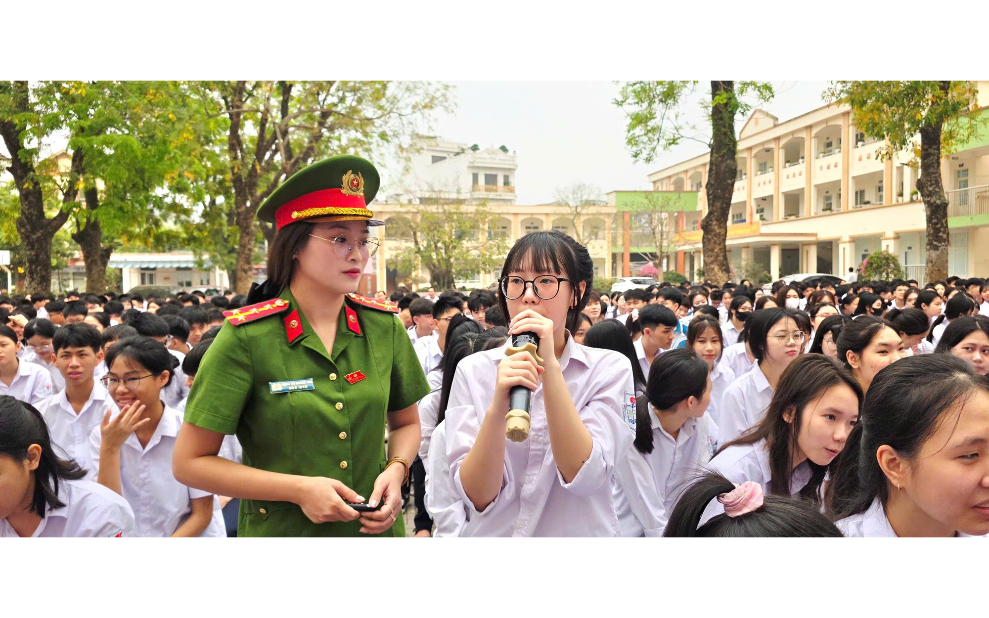CÔNG AN XÃ HÁT MÔN TUYÊN TRUYỀN LUẬT AN TOÀN GIAO THÔNG VÀ HƯỚNG DẪN KỸ NĂNG THAM GIA GIAO THÔNG CHO HỌC SINH