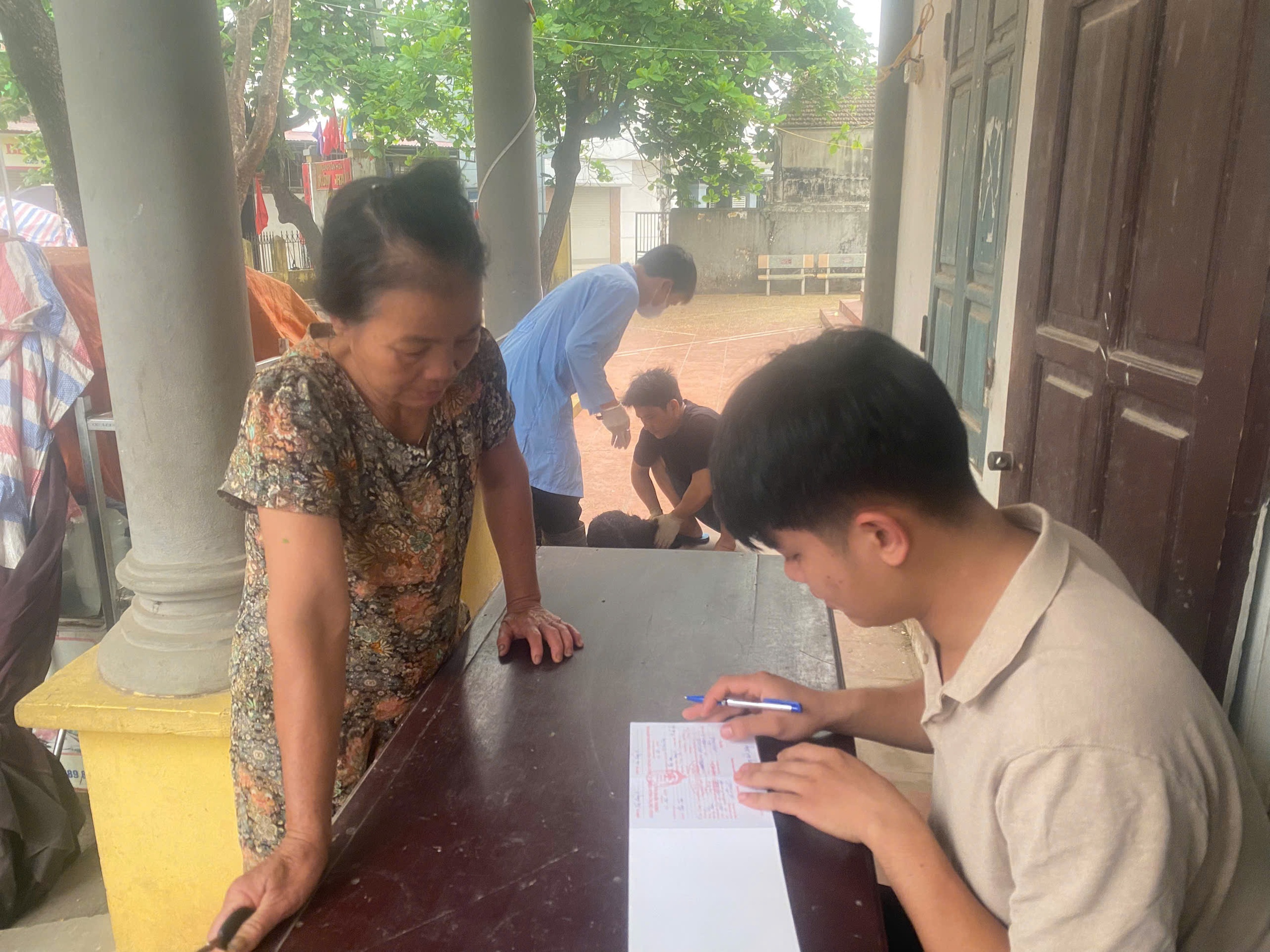 Từ ngày 12/4 xã Quảng Bị bắt đầu tiêm phòng vắc xin cho đàn gia súc, gia cầm đợt 1 năm 2026- Ảnh 1.