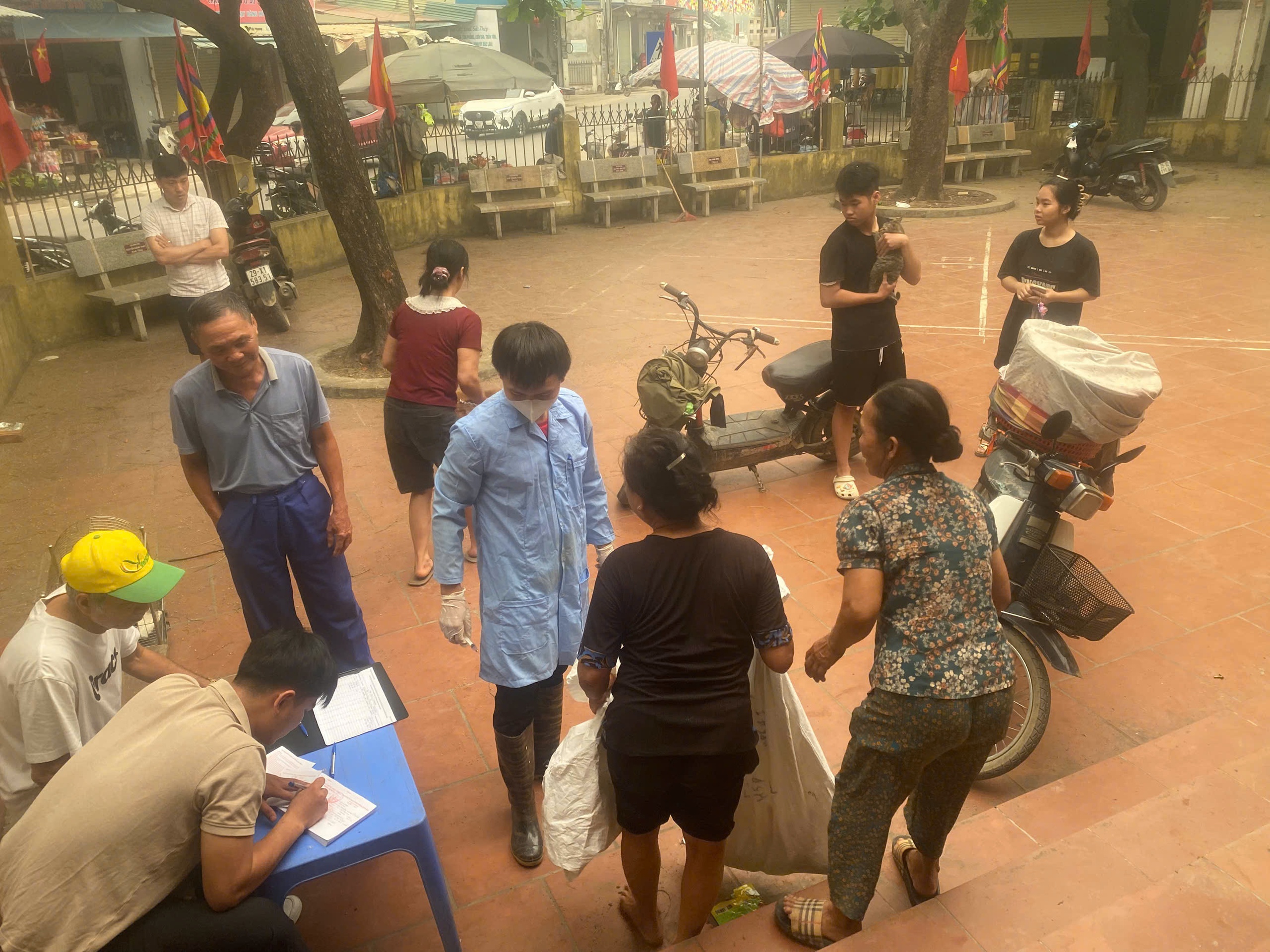 Từ ngày 12/4 xã Quảng Bị bắt đầu tiêm phòng vắc xin cho đàn gia súc, gia cầm đợt 1 năm 2026- Ảnh 3.