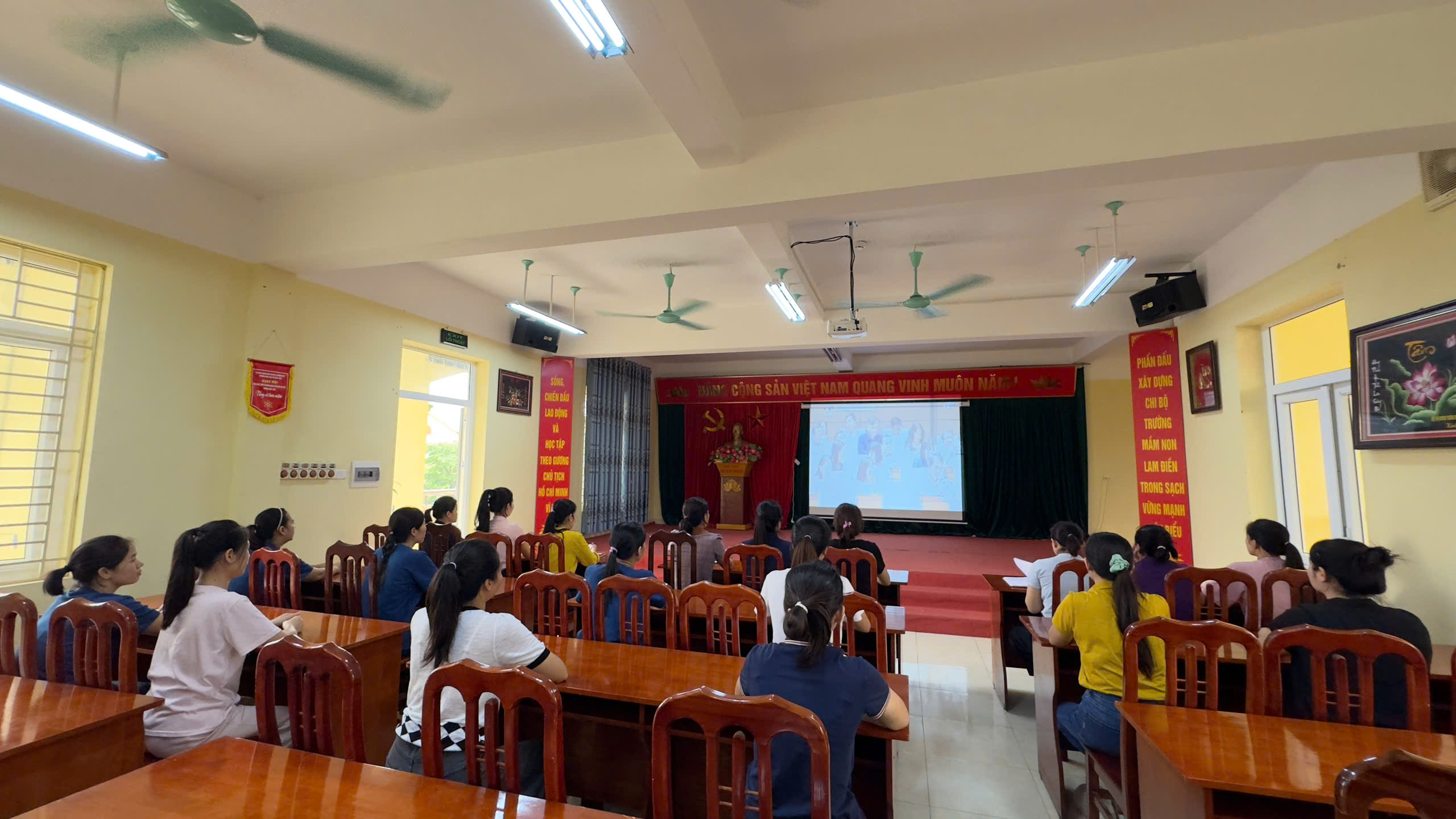 Một số hình ảnh xã Quảng Bị tiếp sóng Hội nghị toàn quốc nghiên cứu, học tập, quán triệt và triển khai thực hiện Nghị quyết Hội nghị lần thứ hai Ban Chấp hành Trung ương Đảng khóa XIV- Ảnh 7.