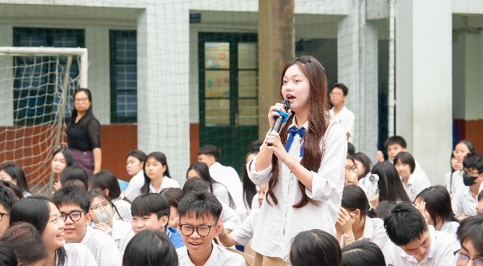 Công an phường Yên Hòa phối hợp tuyên truyền, hướng dẫn kỹ năng tham gia giao thông an toàn cho học sinh Trường THPT Lý Thái Tổ- Ảnh 3.