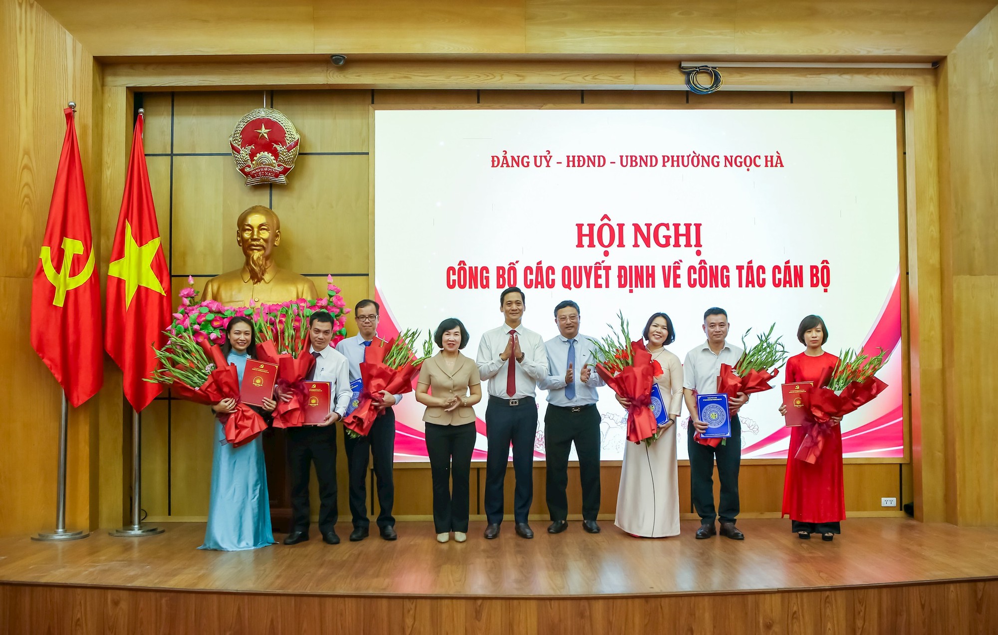 Phường Ngọc Hà công bố các quyết định về công tác cán bộ- Ảnh 1.