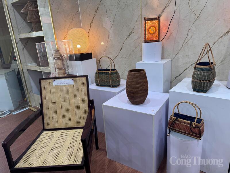 Giữ lửa nghề mây tre đan Phú Vinh trong nhịp sống hiện đại- Ảnh 1.