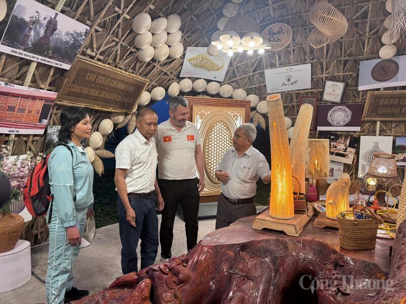 Giữ lửa nghề mây tre đan Phú Vinh trong nhịp sống hiện đại- Ảnh 2.