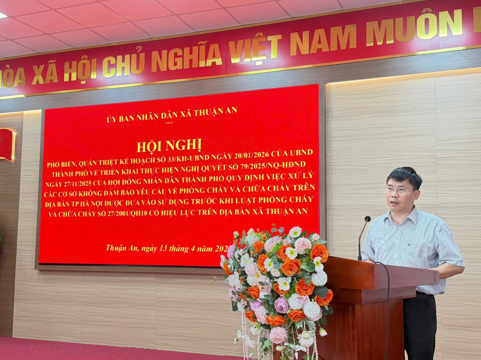 A person standing at a podium  AI-generated content may be incorrect.