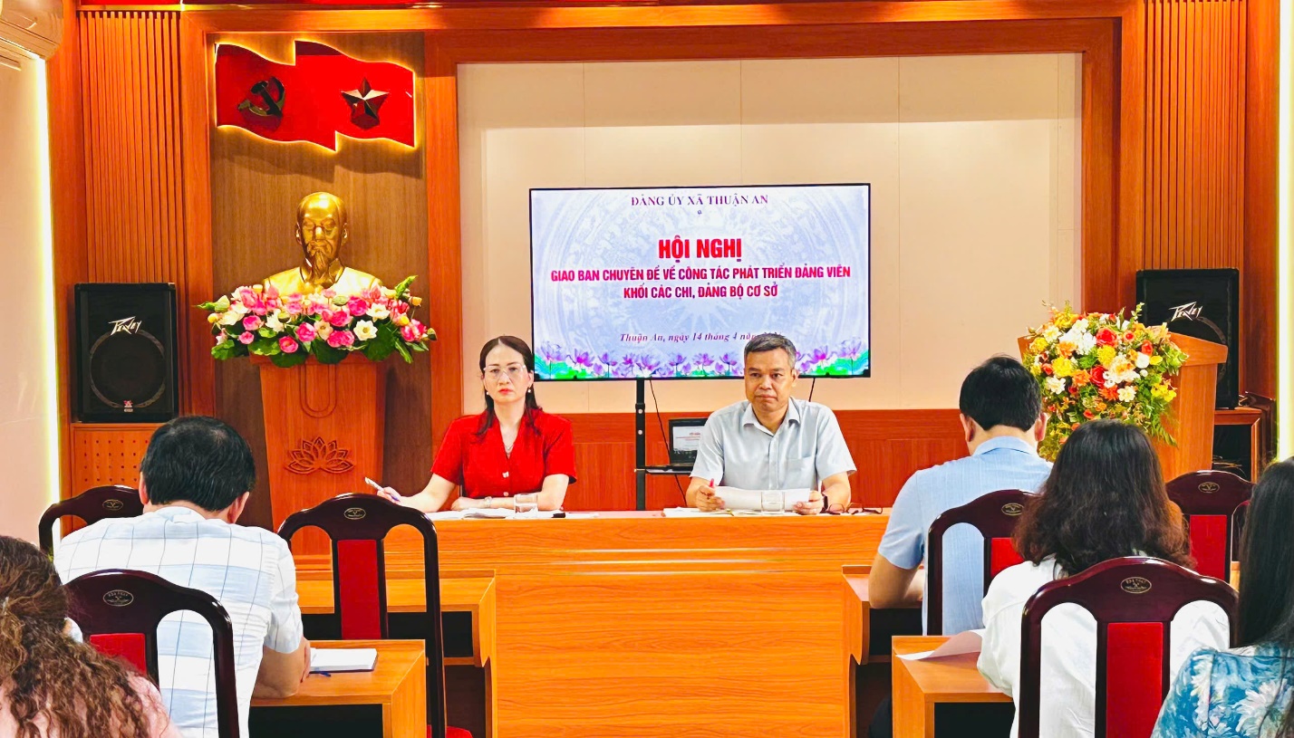 A group of people sitting in a room  AI-generated content may be incorrect.