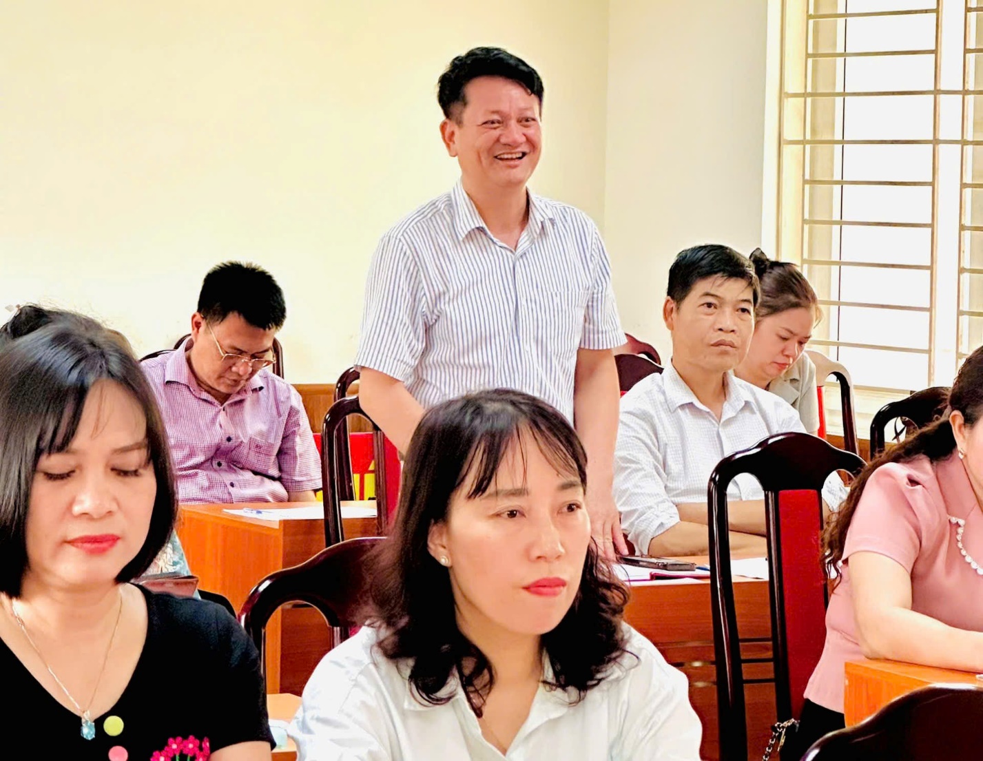 A group of people sitting in a room  AI-generated content may be incorrect.