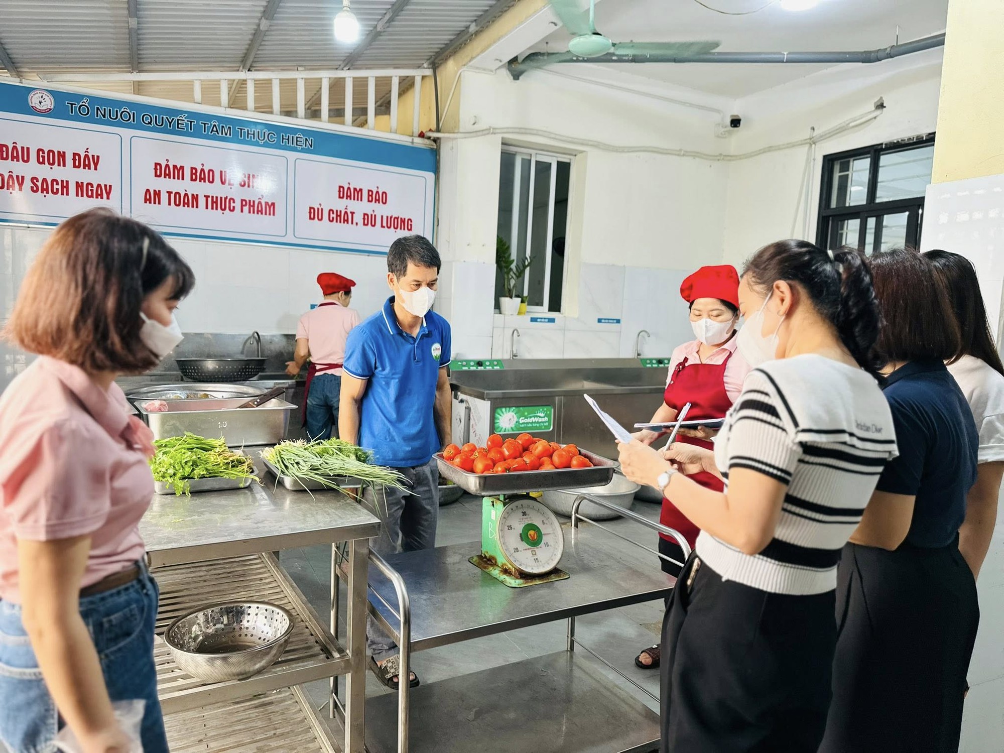 Có thể là hình ảnh về một hoặc nhiều người