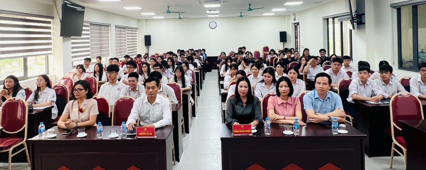 Bồi dưỡng nhận thức về Đảng cho 88 học viên là quần chúng ưu tú tại 3 xã Gia Lâm, Phù Đổng, Bát Tràng- Ảnh 1.