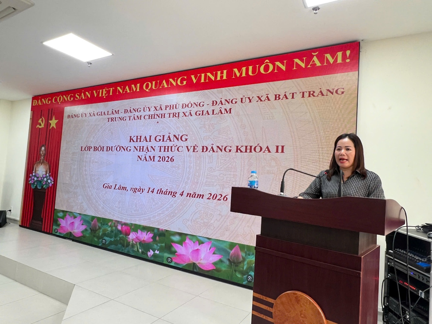 Bồi dưỡng nhận thức về Đảng cho 88 học viên là quần chúng ưu tú tại 3 xã Gia Lâm, Phù Đổng, Bát Tràng- Ảnh 2.