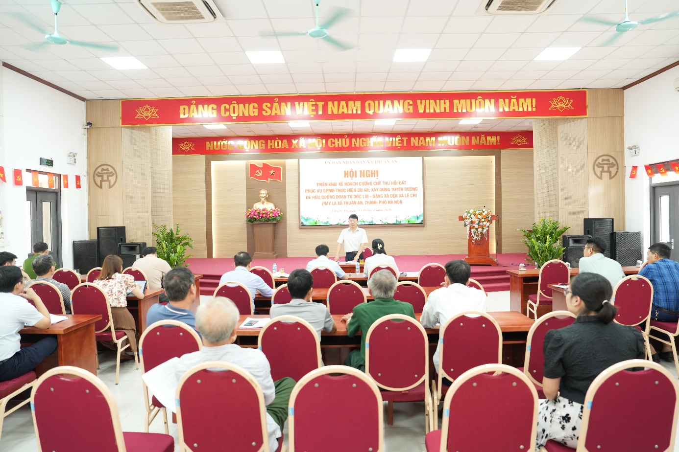 Ảnh có chứa đồ đạc, trang phục, trong nhà, bàn  Nội dung do AI tạo ra có thể không chính xác.