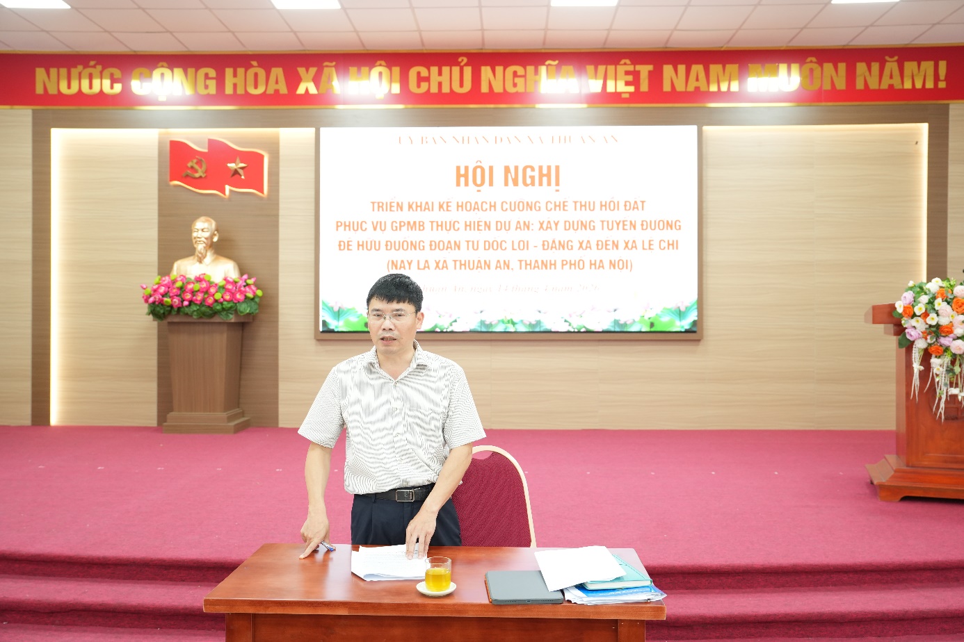 Ảnh có chứa trang phục, người, tường, hoa  Nội dung do AI tạo ra có thể không chính xác.