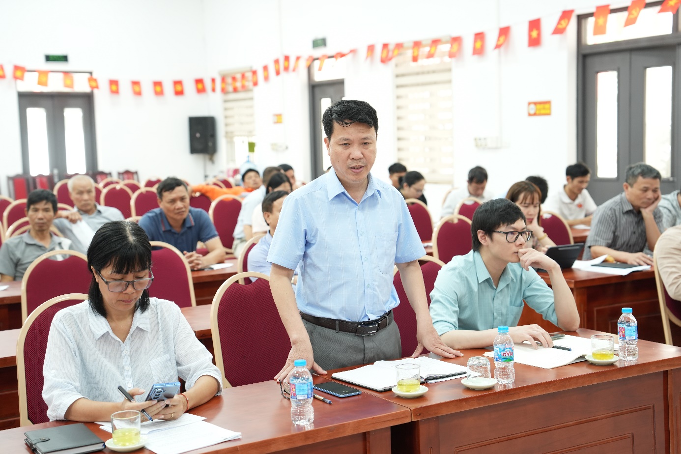 Ảnh có chứa trang phục, người, Mặt người, đàn ông  Nội dung do AI tạo ra có thể không chính xác.