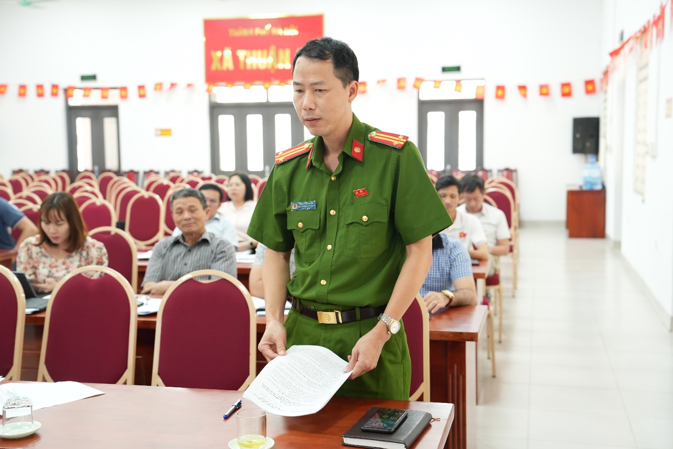 Ảnh có chứa trang phục, người, đồ đạc, bàn  Nội dung do AI tạo ra có thể không chính xác.