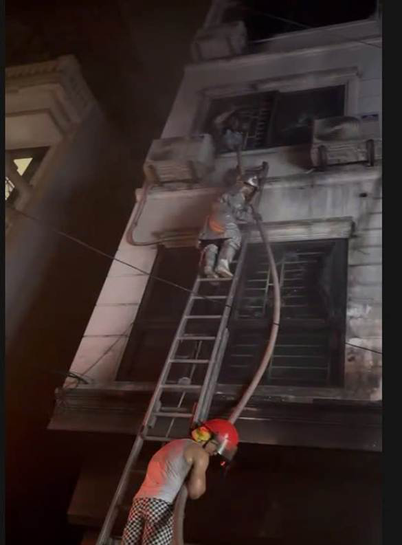 Kịp thời cứu 05 người mắc kẹt trong vụ cháy nhà dân tại phường Hồng Hà- Ảnh 4.