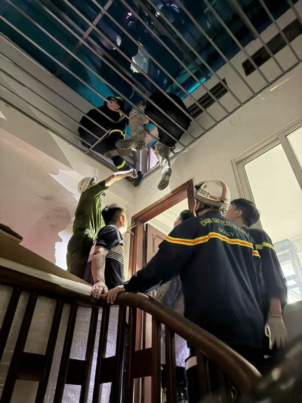 Kịp thời cứu 05 người mắc kẹt trong vụ cháy nhà dân tại phường Hồng Hà- Ảnh 5.