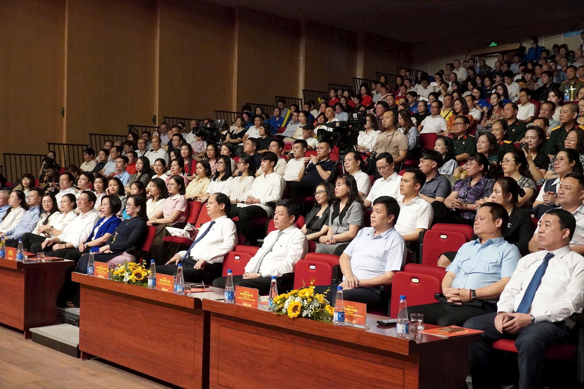 Lan tỏa mạnh mẽ tinh thần học tập, nghiên cứu, đưa Nghị quyết Đại hội XVIII vào cuộc sống- Ảnh 1.